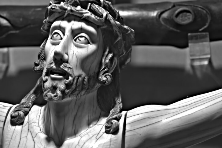 Eine Jesus-Figur rollt mit den Augen.