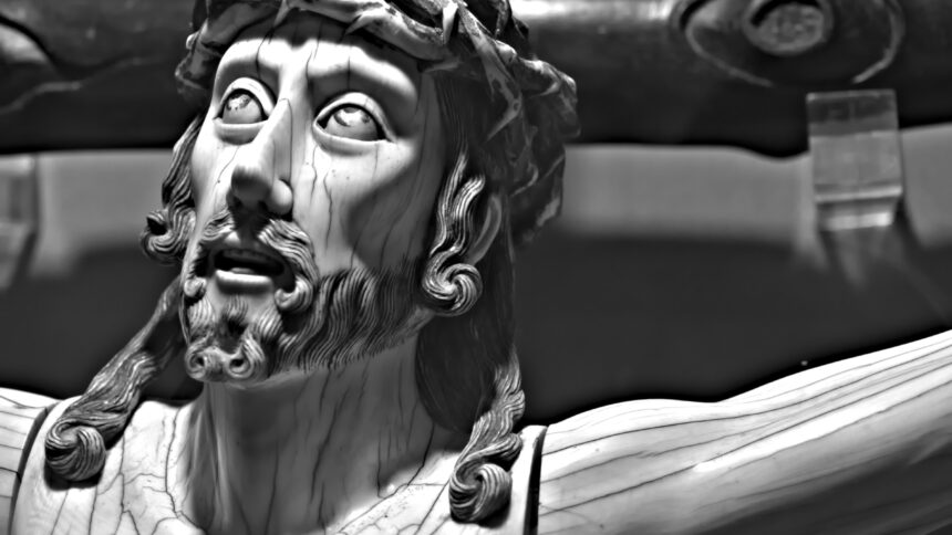 Eine Jesus-Figur rollt mit den Augen.