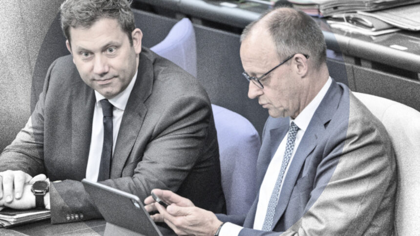 Lars Klingbeil und Friedrich Merz im Bundestag; letzterer Schaut aufs Smartphone.