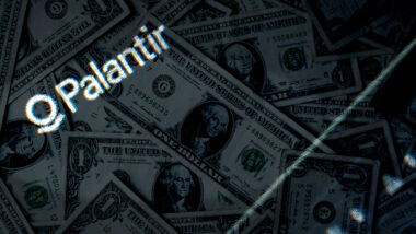 Palantir-Logo und US-Dollar-Scheine