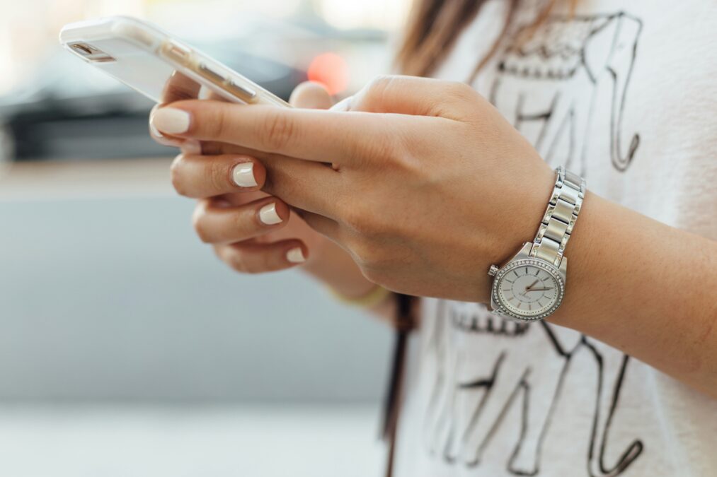 Mensch mit Smartphone in der Hand