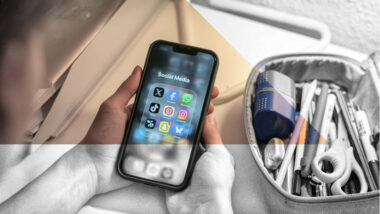 Ein Handy mit Icons sozialer Medien, ein Tisch mit Bastel-Utensilien.