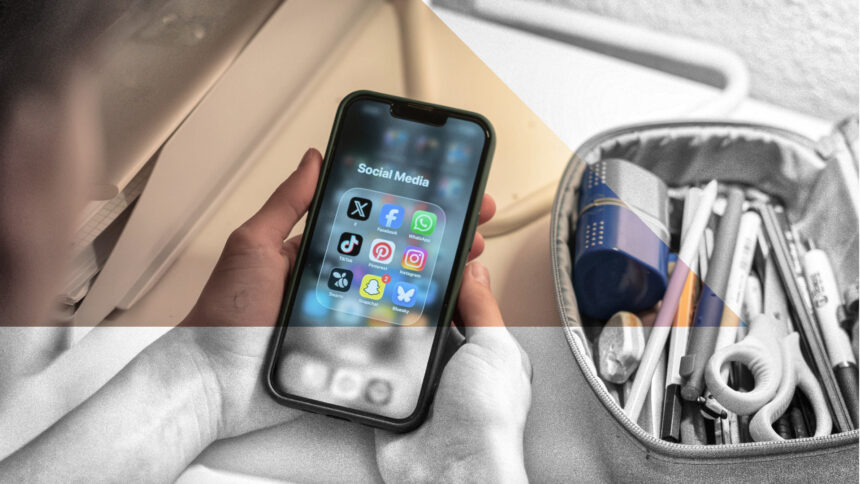 Ein Handy mit Icons sozialer Medien, ein Tisch mit Bastel-Utensilien.