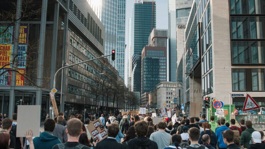 Menschen auf einer Demonstration.