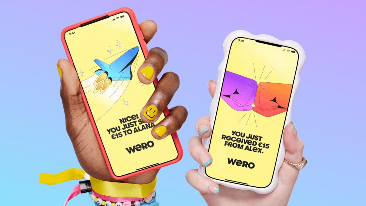 Zwei Hände halten Handy hoch, auf denen bunte Grafiken zu sehen sind