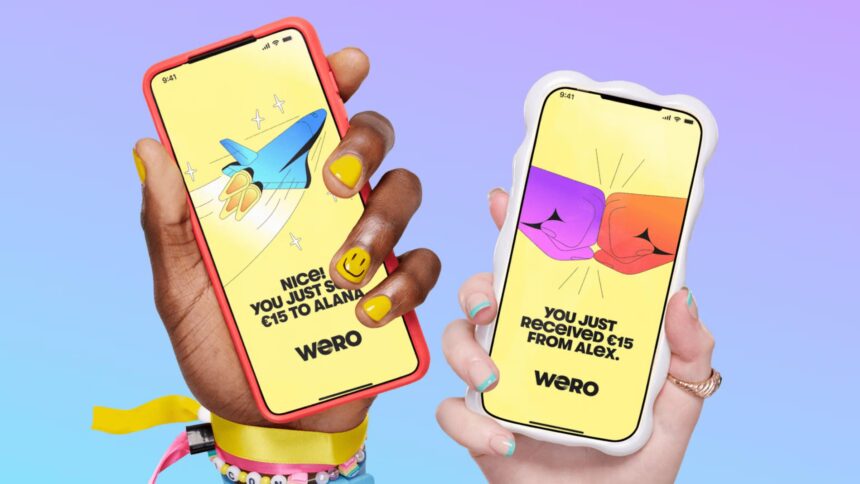 Zwei Hände halten Handy hoch, auf denen bunte Grafiken zu sehen sind