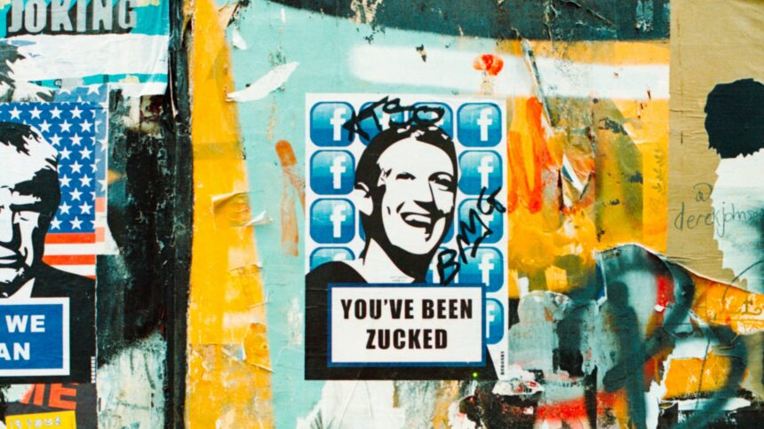 Streetart mit einem stilisierten Facebook-Logo, umgeben von mehreren kleineren Facebook-Symbolen und dem Text 'YOU'VE BEEN ZUCKED'
