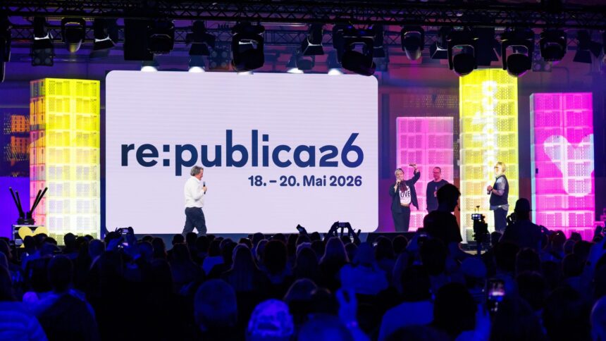 Eine Bühne mit einer Menschenmenge davor, hinter der Bühne steht auf einer Wand: "re:publica 26"