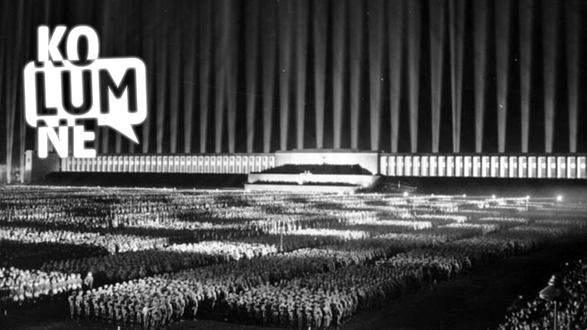 Ein schwarz-weiß Foto zeigt den Reichsparteitag der NSDAP im Jahr 1936 mit Menschenmasse und "Lichtdom" mit Flak-Scheinwerfern.