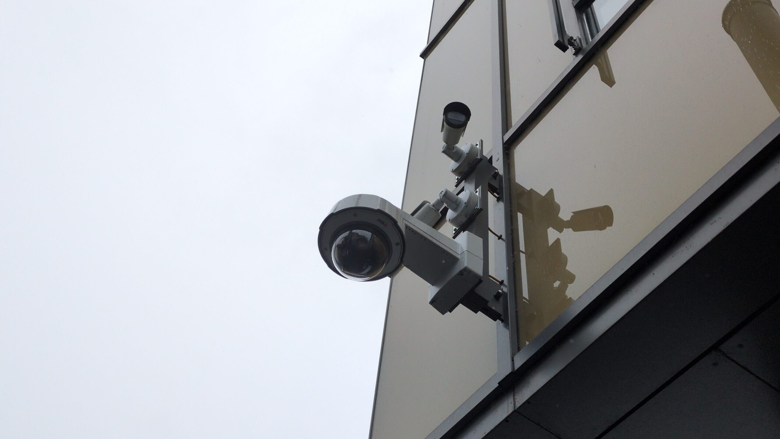 Kameras an einer Hausfassade.