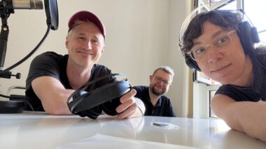Drei Menschen auf einem Selfie im Podcast-Studio