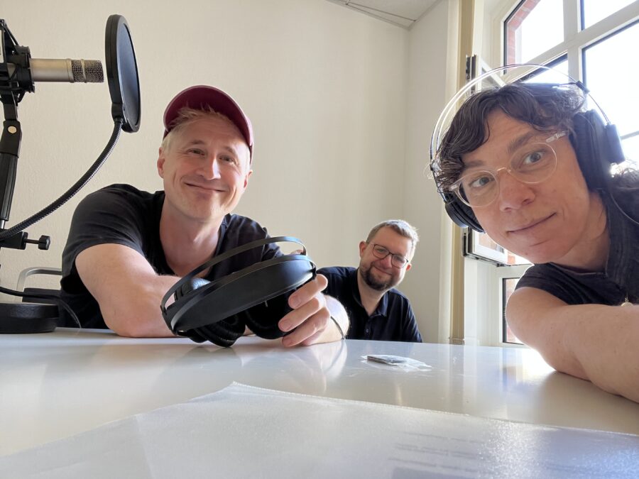 Drei Menschen auf einem Selfie im Podcast-Studio