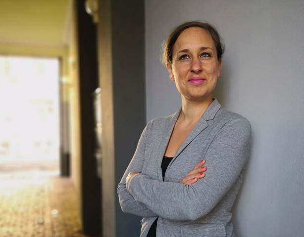 Barbara Brandl steht in einem Flur