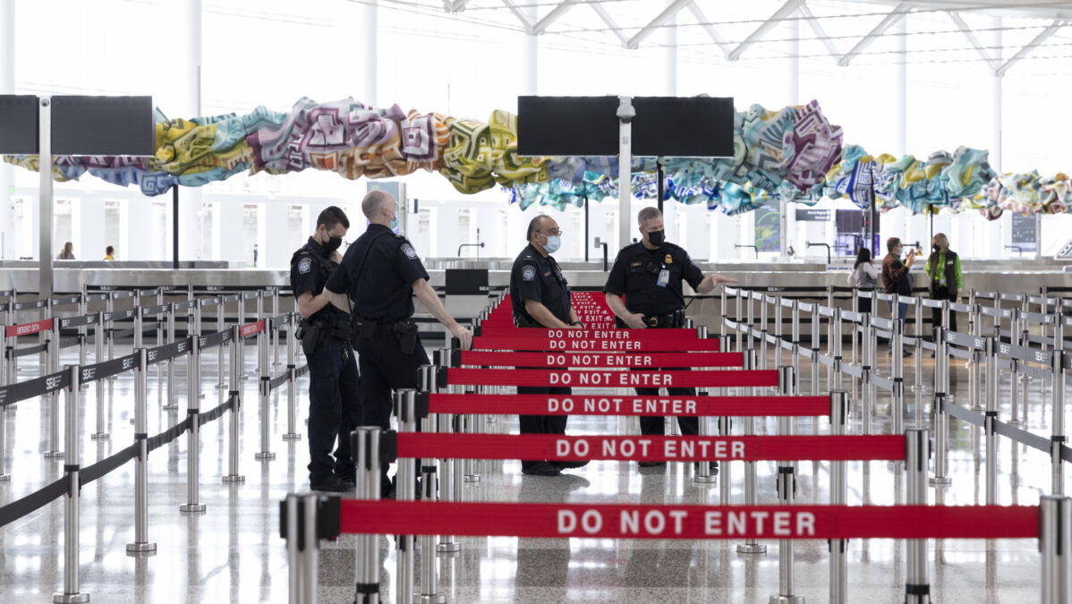 Beamte der US-Zollbehörde an einem Flughafen