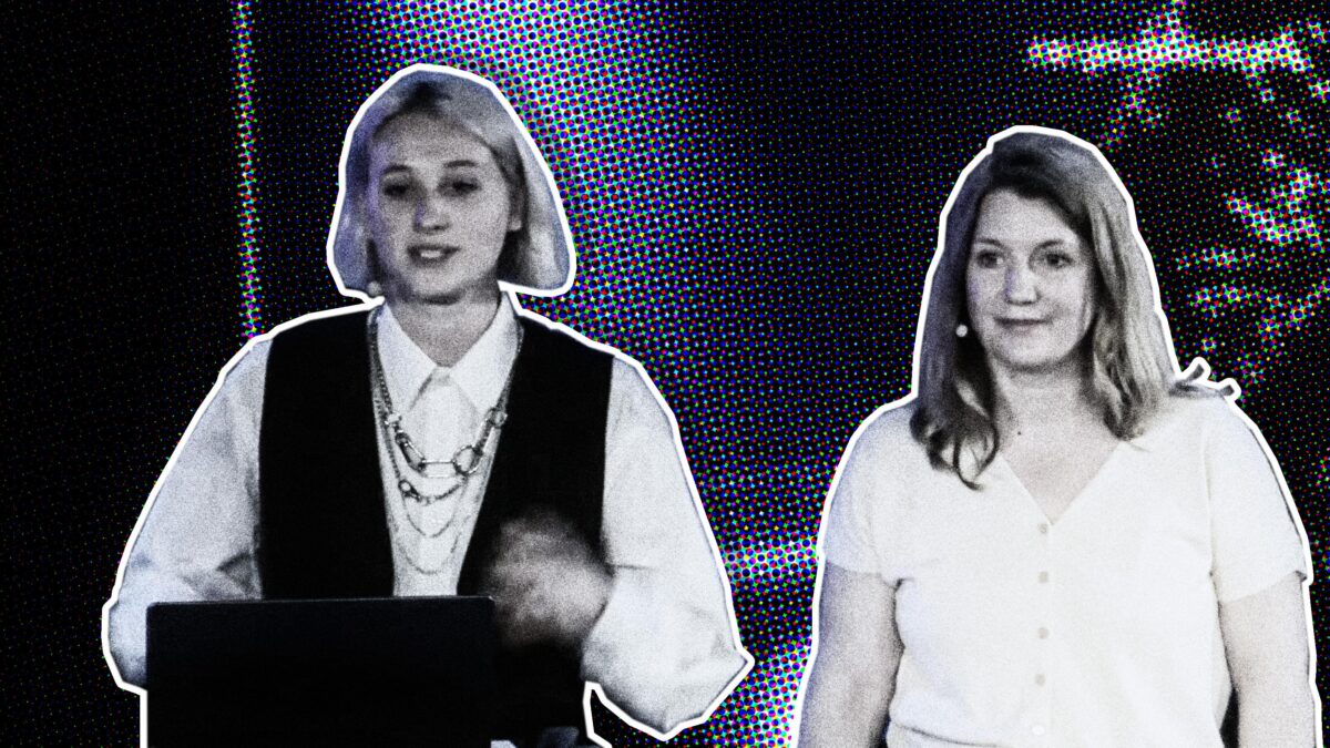 Zwei Personen stehen nebeneinander vor einem Pult