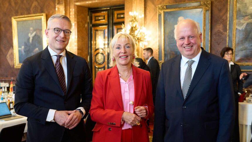 Karsten Wildberger, Kristina Sinemus und Jan Pörksen im Hamburger Rathaus