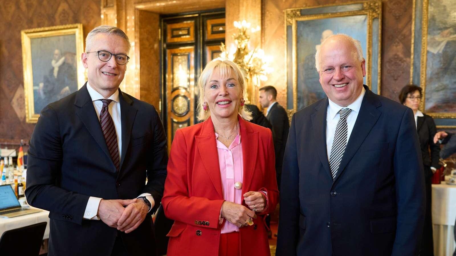 Karsten Wildberger, Kristina Sinemus und Jan Pörksen im Hamburger Rathaus