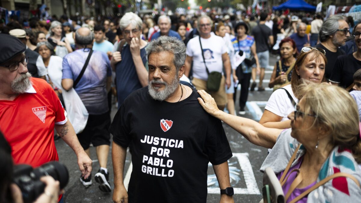 Eine Person mit Bart auf einer Demonstration träge ein T-Shirt mit der Aufschrift "Gerechtigkeit für Pablo Grillo"