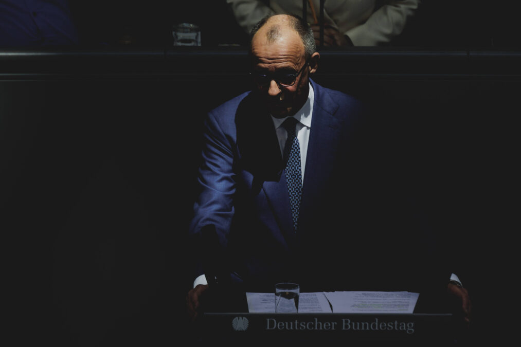 Friedrich Merz CDU, Bundeskanzler, aufgenommen waehrend seiner Regierungserklaerung zum Europaeischen Rat im Deutschen Bundestag in Berlin, 18.03.2026, durch Lichteinfall oder Bearbeitung sieht es so aus, als würde der Bundeskanzler im Dunkeln am Redepult stehen und selbst nur leicht beleuchtet sein