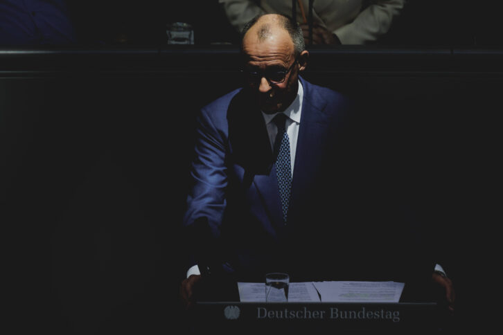 Friedrich Merz CDU, Bundeskanzler, aufgenommen waehrend seiner Regierungserklaerung zum Europaeischen Rat im Deutschen Bundestag in Berlin, 18.03.2026, durch Lichteinfall oder Bearbeitung sieht es so aus, als würde der Bundeskanzler im Dunkeln am Redepult stehen und selbst nur leicht beleuchtet sein