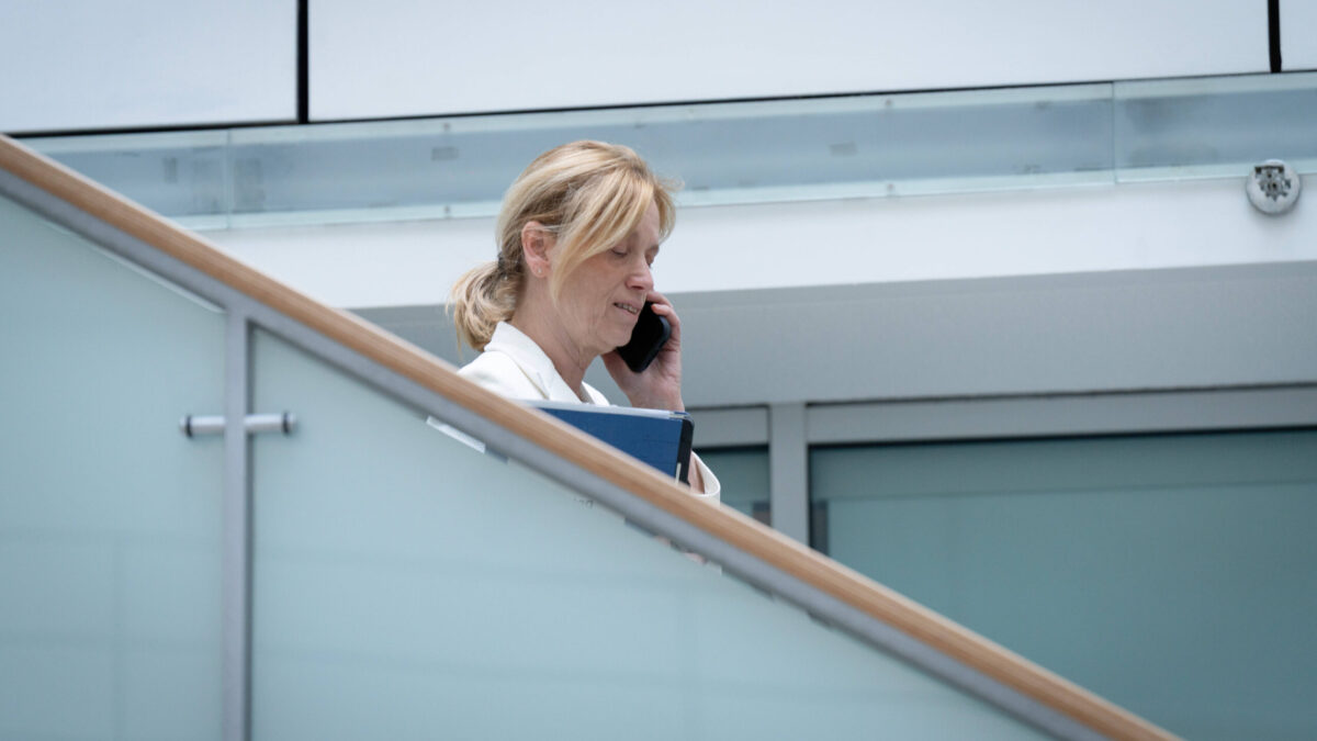 Karin Prien, eine Treppe herabsteigend