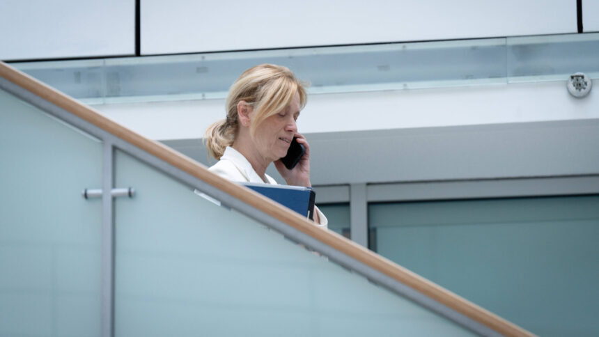Karin Prien, eine Treppe herabsteigend