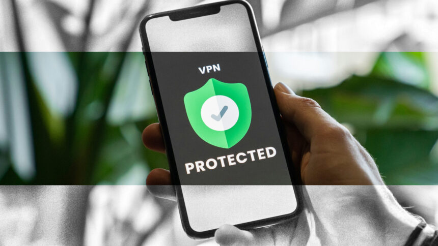 Eine Hand hält ein Telefon auf dem steht: VPN Protected.