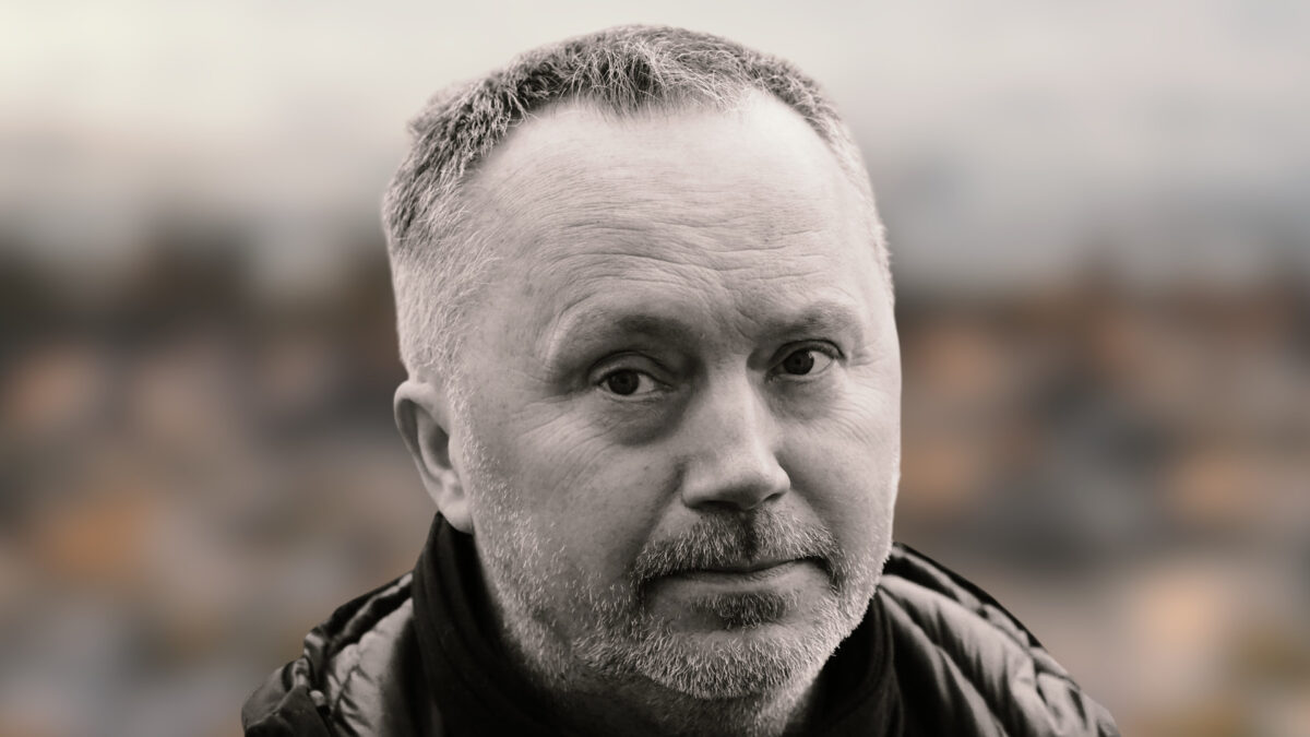 Das Gesicht einer Person vor einem unscharfen Hintergrund