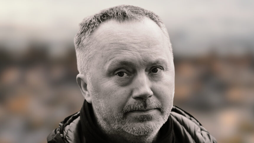 Das Gesicht einer Person vor einem unscharfen Hintergrund