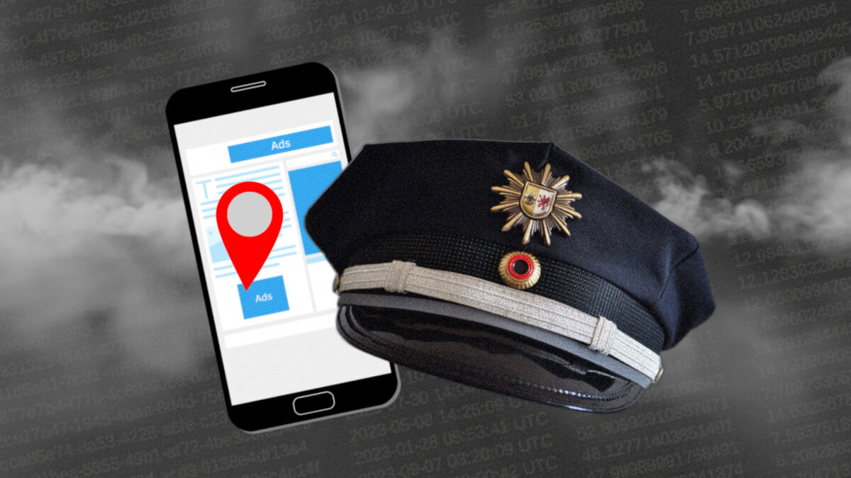 Bildmontage im Stil der Databroker Files: Im Hintergrund Zahlenkolonnen im Nebel, im Vordergrund eine Polizeimütze und ein Smartphone mit Werbeanzeigen und einer großen roten Standort-Nadel