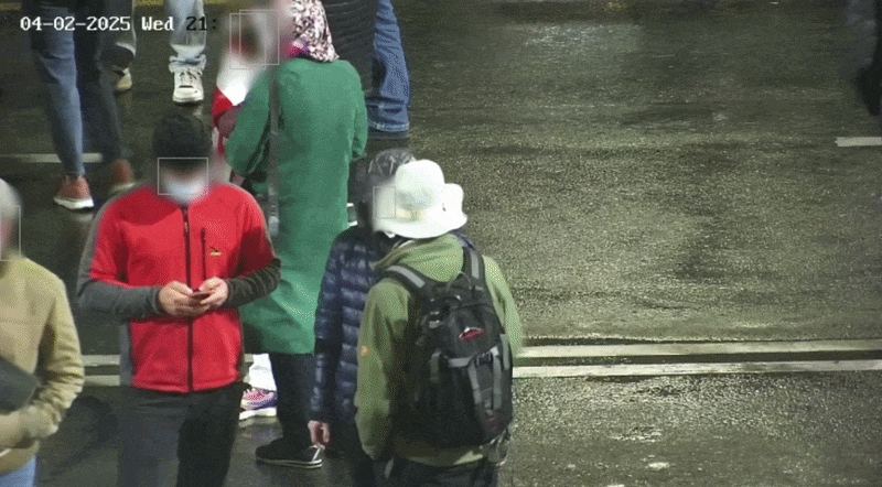 Der Clip scheint die Kamera von einem Menschen bedient zu werden. Sie fokussiert auf die aktiveren Demonstrant*innen, die die Demonstration anzuleiten scheinen.