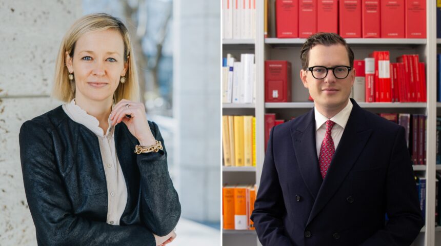Zwei Portraits: Eine Person mit schulterlangen, blonden Haaren vor einer Betonwand, rechts eine Person mit kurzen Haaren und Brille vor einer Bücherwand