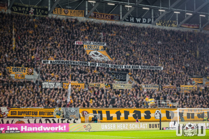 Spruchband im Fussballstadion: Mit Massenüberwachung und Tasern schützt man keine Bürgerrechte!