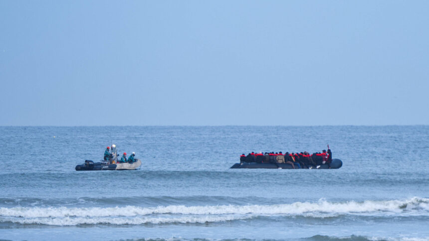 Ein kleines Boot mit vielen Geflüchteten auf der französischen Seite im Ärmelkanal