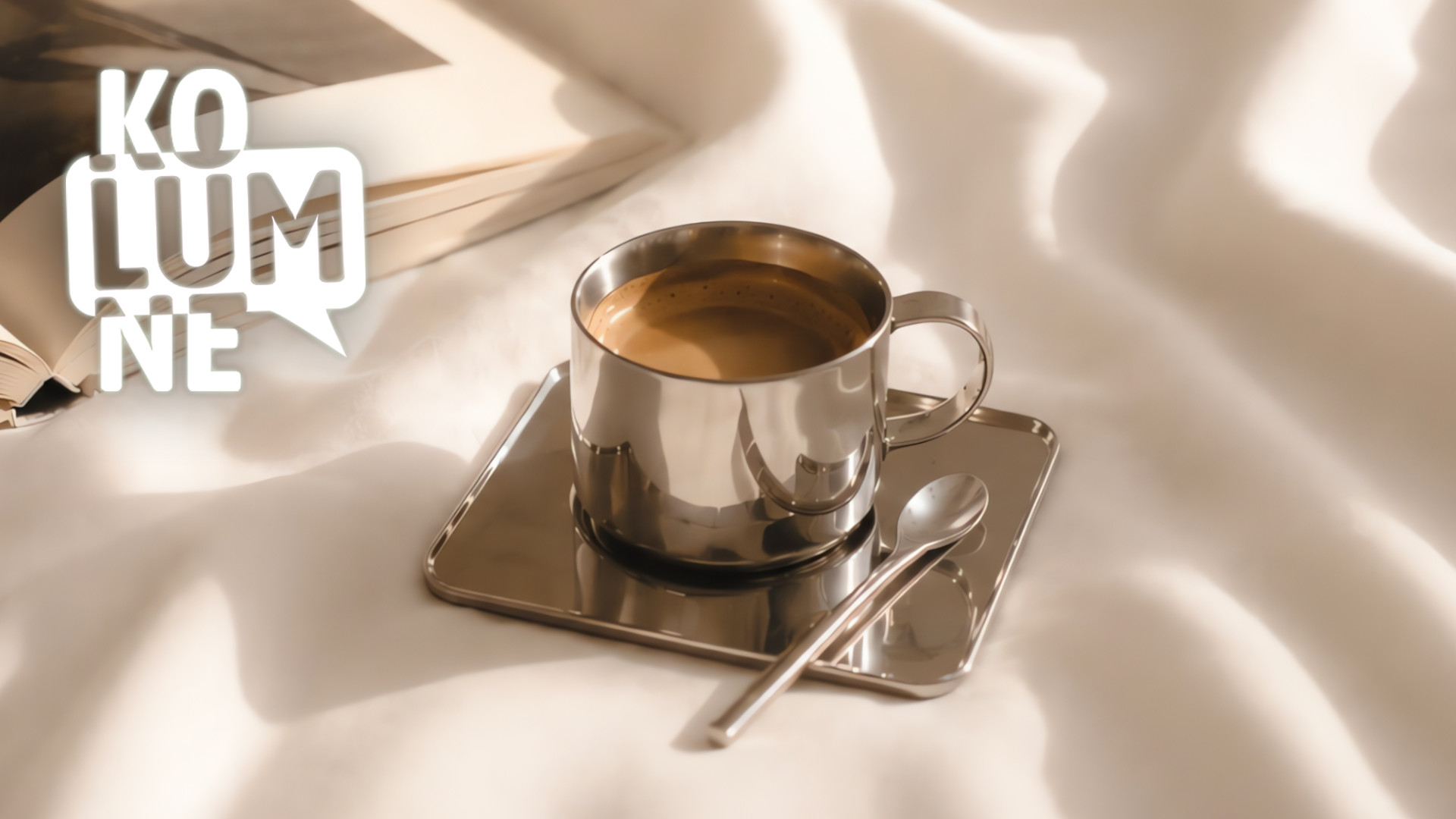 Eine Edelstahltasse mit quadratischem Untersetzer