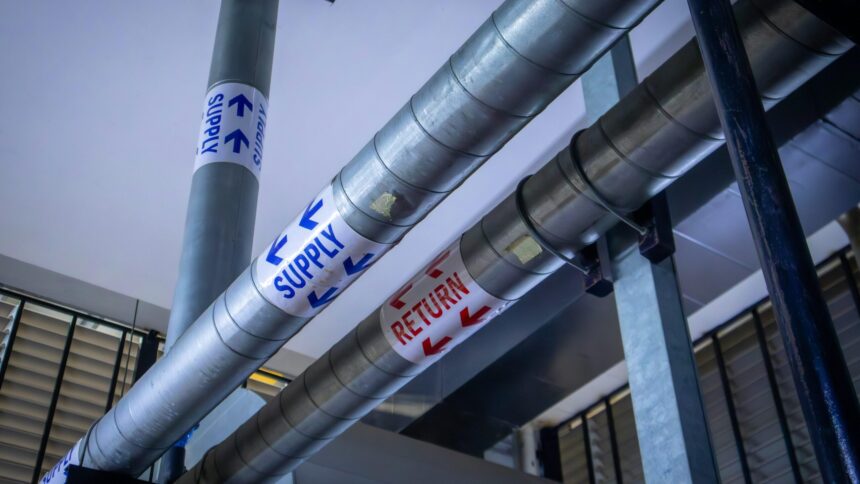 Rohre für die Rohrpost, auf denen "supply" und "return" steht