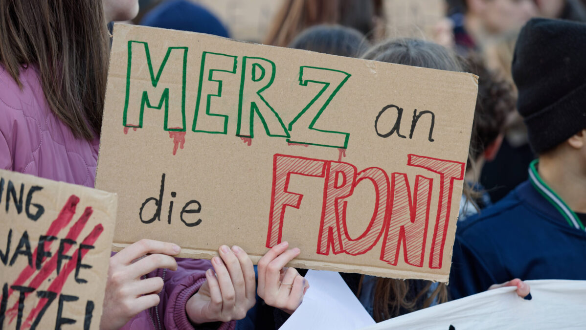 Schild mit der Aufschrift "Merz an die Front"