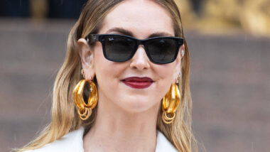 Person mit Sonnenbrille und langen blonden Haaren