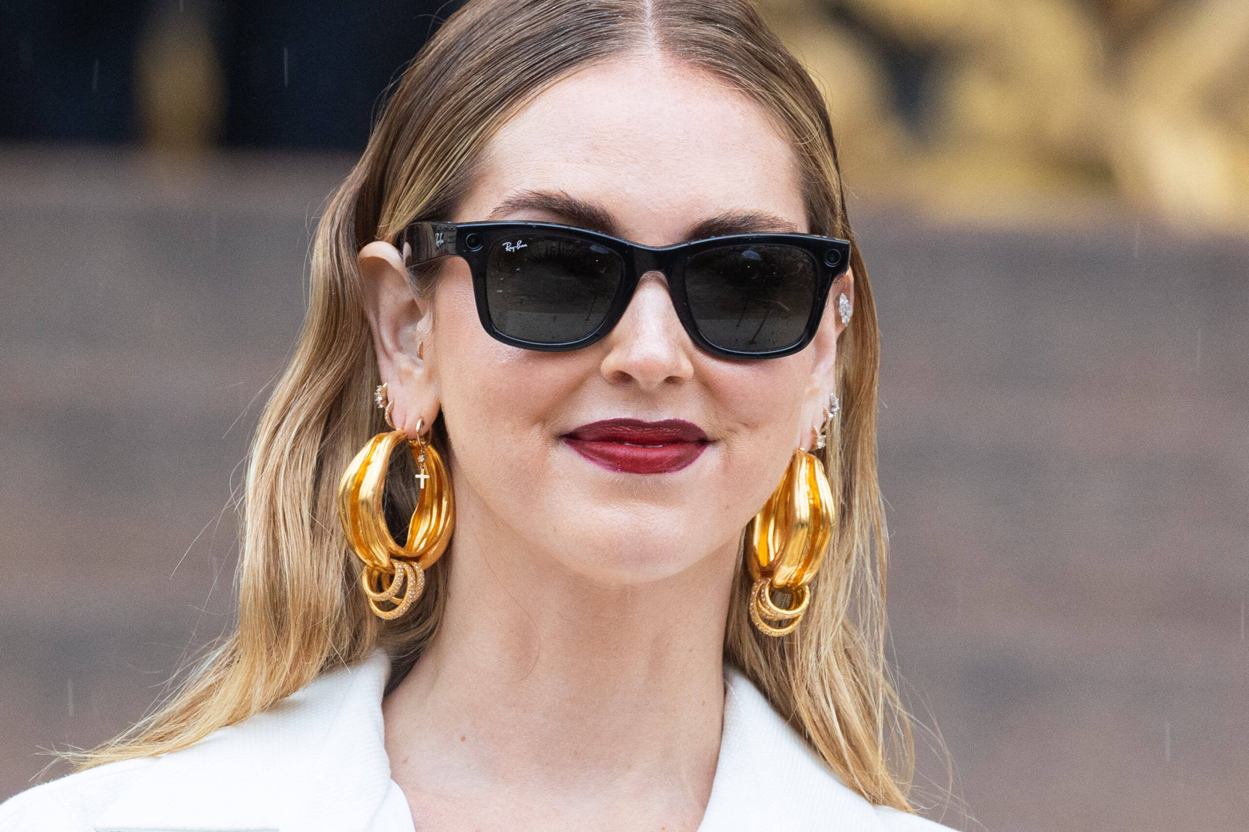 Person mit Sonnenbrille und langen blonden Haaren