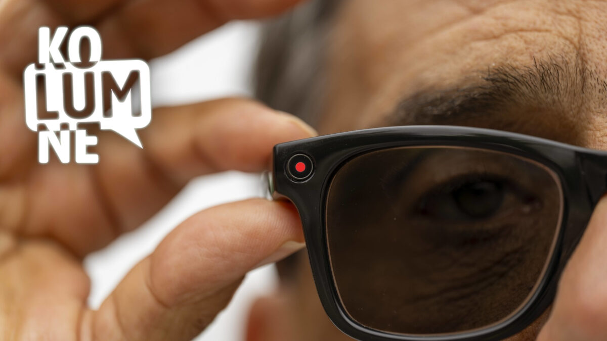 Eine Nahaufname der Kameralinse der smarten Brille von Meta. In der Mitte der Linse ist ein roter Punkt.