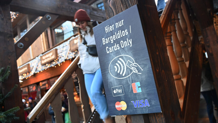Schild vor einer Trempe von eime Restaurant: Cards only-Hier nur bargeldlos