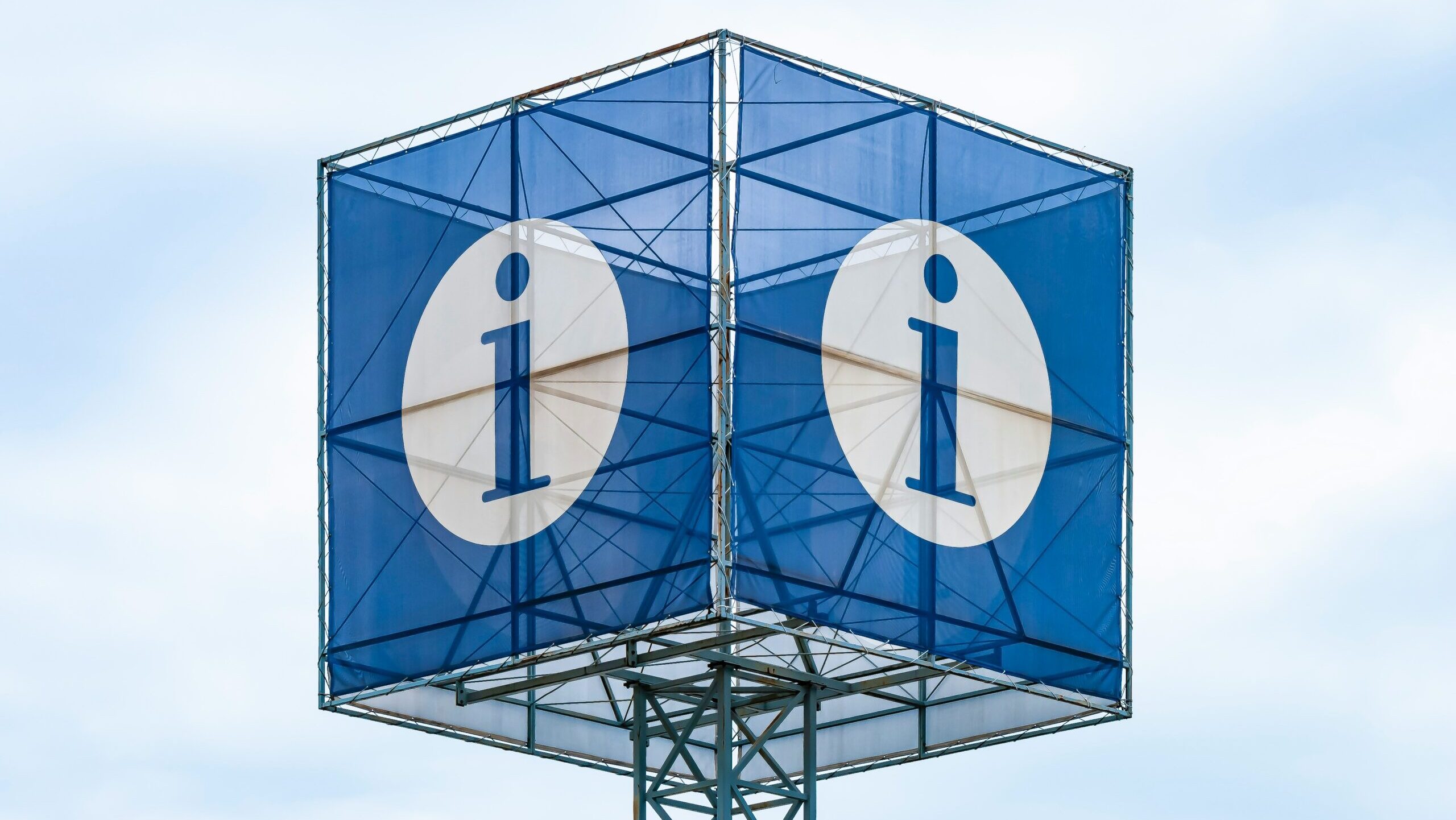 Ein Turm, auf dem ein "i" für "Info" steht.