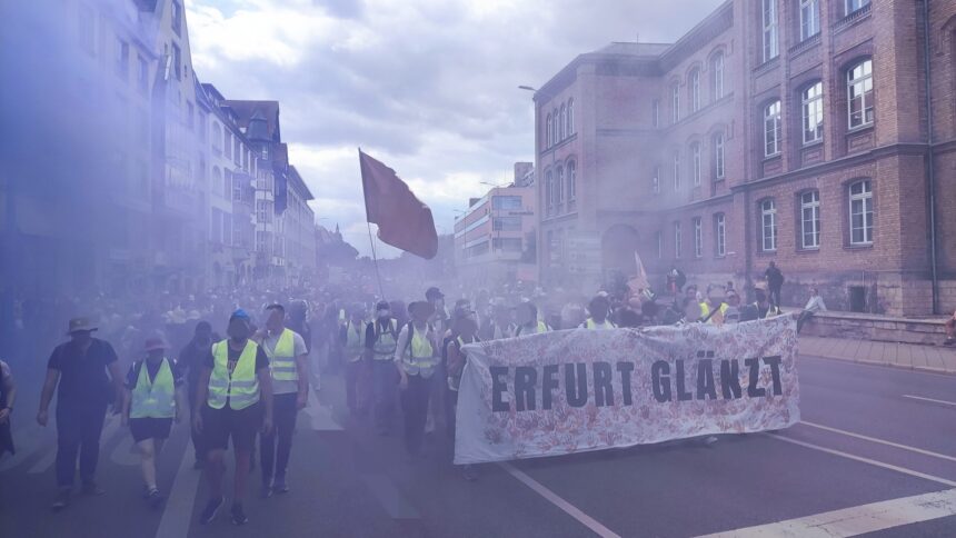 Demo zieht durch Innenstadt.