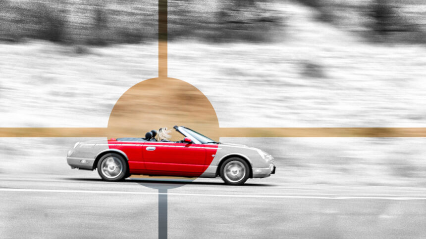 Ein fahrendes Auto im Fadenkreuz.