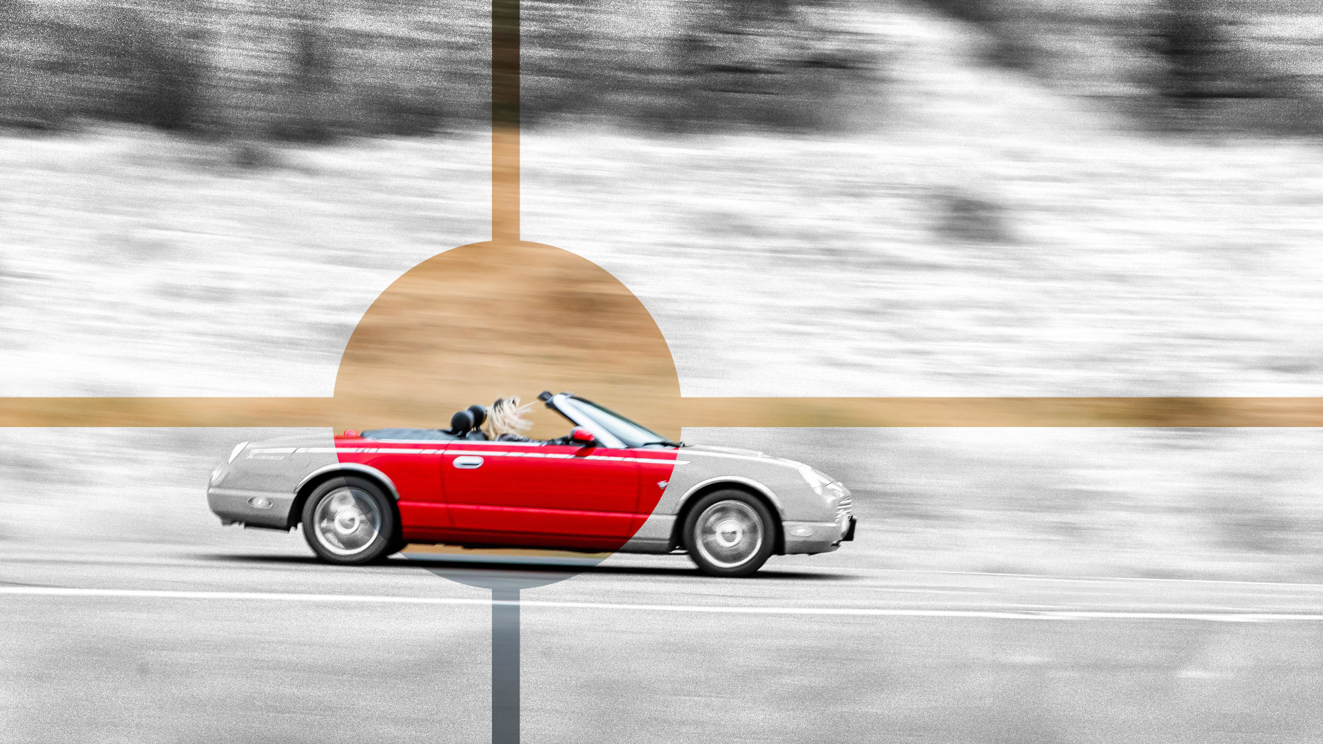 Ein fahrendes Auto im Fadenkreuz.