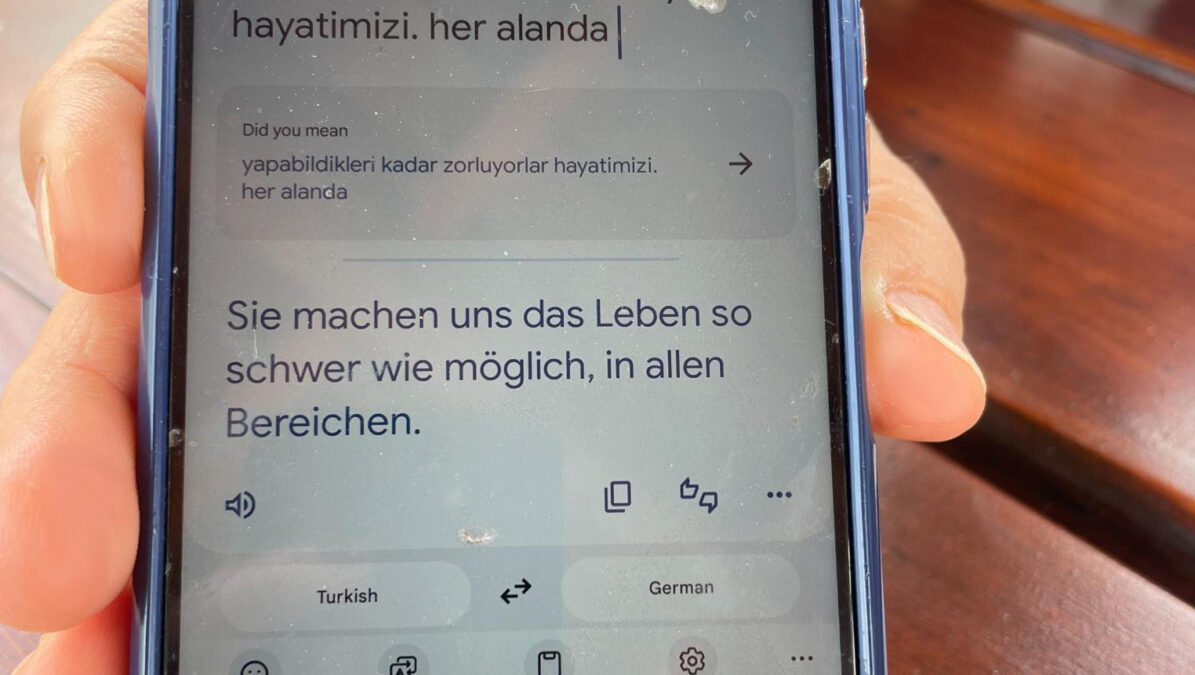Eine Übersetzungs-App. Output: "Sie machen uns das Leben so schwer wie möglich, in allen Bereichen"