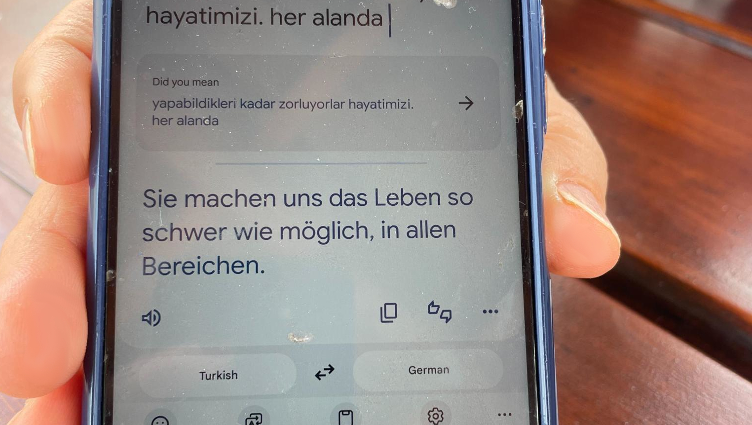Eine Übersetzungs-App. Output: "Sie machen uns das Leben so schwer wie möglich, in allen Bereichen"