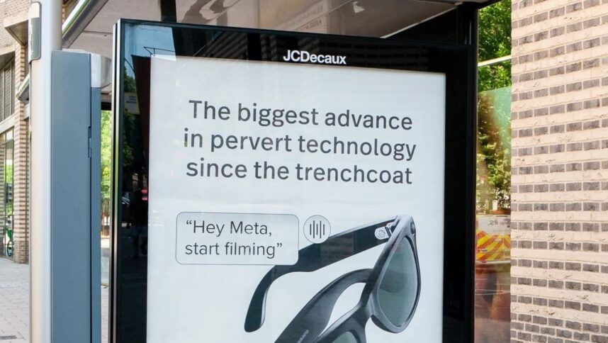 Werbeplakat an einer Bushaltestelle mit der Aufschrift 'The biggest advance in pervert technology since the trenchcoat' und einem Bild von einer Brille mit dem Text 'Hey Meta, start filming' sowie dem Schriftzug 'AI glasses | Meta'