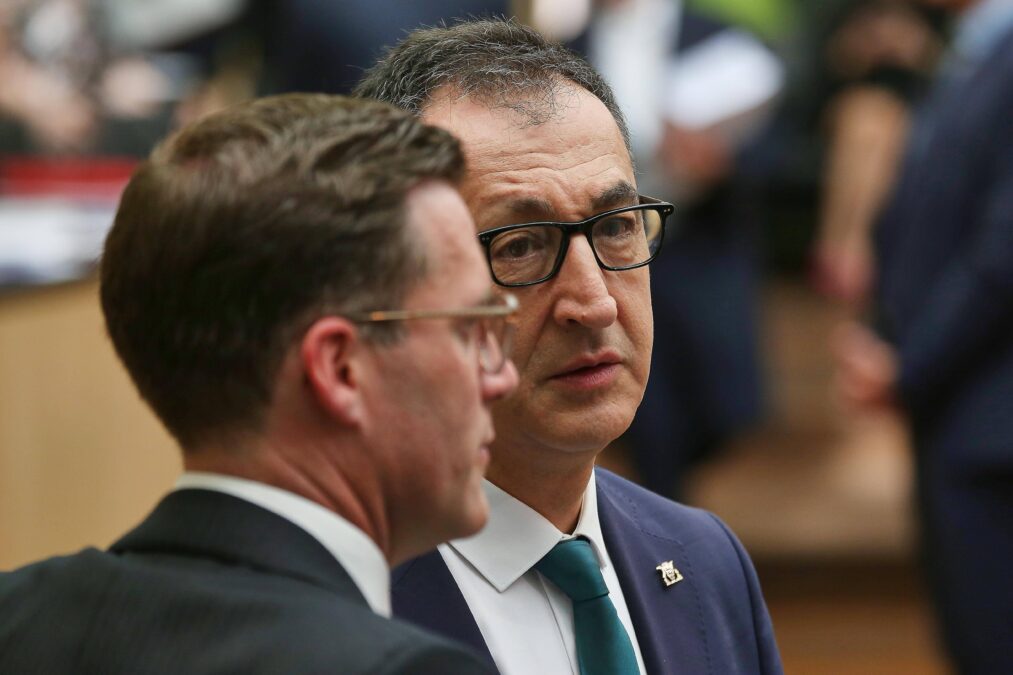 Cem Özdemir schaut angespannt in die Ferne.