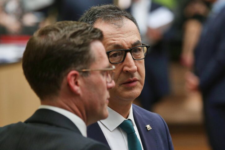 Cem Özdemir schaut angespannt in die Ferne.